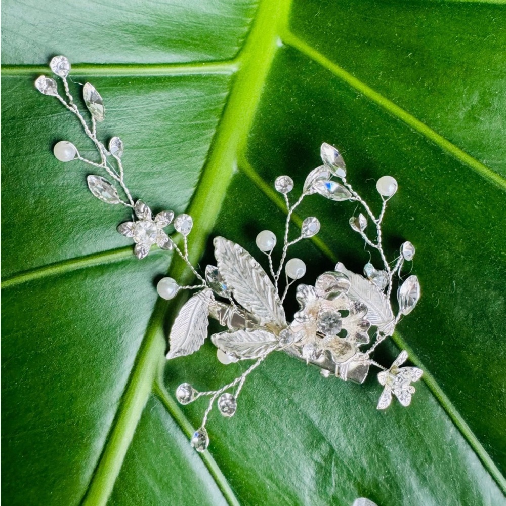 Bridal hair clip with rhinestones and pearls